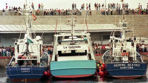Cientos de boniteros espa�oles se rebelaron contra las redes de enmalle a la deriva en julio de 1994, cuando llevaron a Burela al volantero franc�s Le Gabrielle