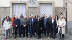 Maite Flores (en el centro, con abrigo negro y con bufanda gris) y su equipo, ante el Pazo de Montenegro