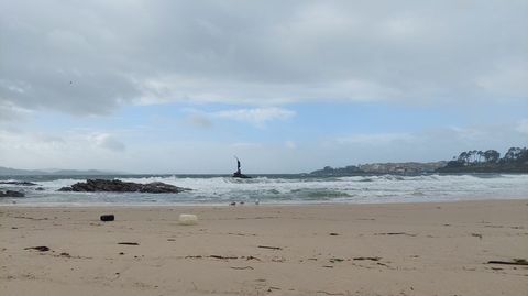 Playa de Silgar, este viernes, con la Madama rodeada por las olas del temporal Leonardo