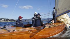 El rey emrito Juan Carlos I, en una imagen del 2016 en Sanxenxo surcando la ra de Pontevedra.