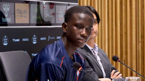 Abdoulaye Faye, durante su presentaci�n como jugador del Celta.