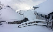 Los deteriorados tejados de las pallozas de Piornedo, cubiertos de nieve. 
