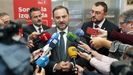 El ministro de Fomento, Jos� Luis �balos (C), y el secretario general de la FSA-PSOE, Adri�n Barb�n (d), atienden a los medios antes de la reuni�n que mantuvieron hoy en la sede de la Federaci�n Socialista Asturiana (FSA-PSOE), en Oviedo.