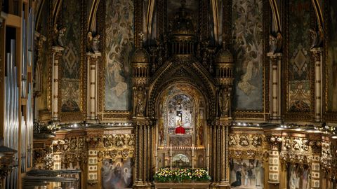 El papa, de rojo, frente a la imagen de Nuestra Se�ora de Montserrat.