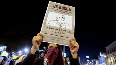 Grupos de manifestantes expresan su apoyo en las calles de San Jos�, capital de Costa Rica, a las mujeres que se atrevieron a denunciar al expresidente del pa�s