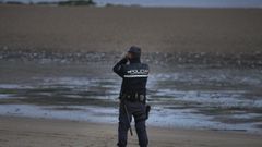 Alianza entre un perro y un furtivo en la zona marisquera de Cesp�n