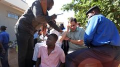 Traslado de rehenes liberados del hotel de Mali