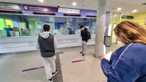 Estaci�n de Guixar con la venta de billetes para el tren cerrada por la huelga