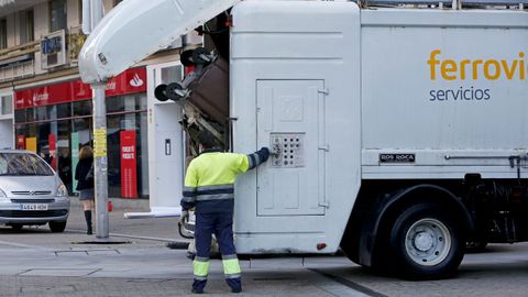 Recogida de biorresiduos depositados en los contenedores marrones en el centro de Pontevedra