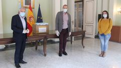 Emilio Gonz�lez (a la izquierda) entreg� las mascarillas