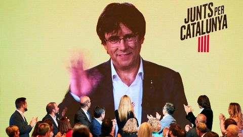 El expresidente de la Generalitat Carles Puigdemont, interviniendo por videoconferencia en un mitin de campaa que JxCat celebr hace unos das en Barcelona