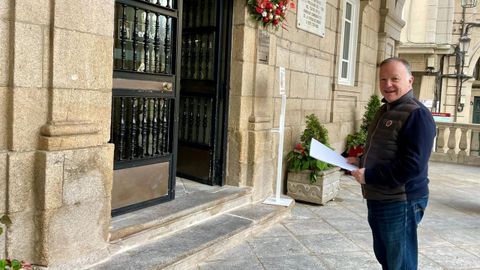 Francisco Javier Rodrguez-Nvoa entrega el acta para ser nuevo concejal en Ourense