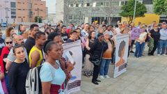 Concentraci�n este lunes en Burela convocada por el Observatorio da Mari�a pola Igualdade para apoyar a Antonina Semedo (en el centro, de negro)