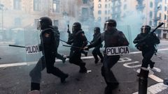 Agentes antidisturbios, durante las protestas ante la comisar�a de la Polic�a Nacional en Via Laietana