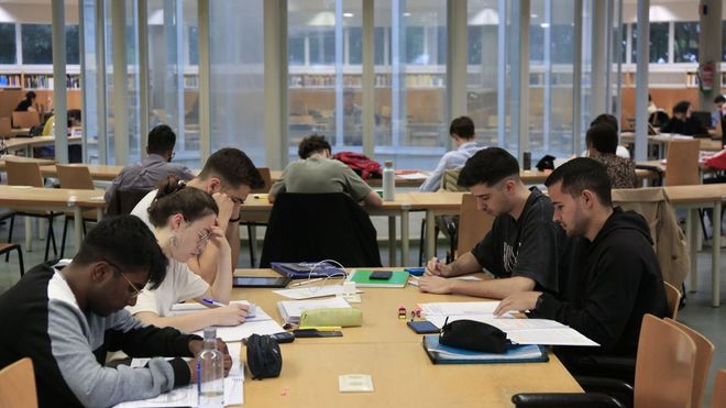 Imagen de archivo de varios estudiantes en la biblioteca Intercentros, del campos de Lugo de laUSC, para la selectividad del 2022.