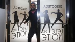 Rafael R�a, propietario del Lel� de Noite, a las puertas de su local. 