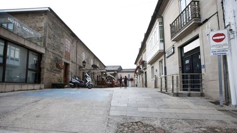 A la derecha, el edificio de la Policía Local de Sarria
