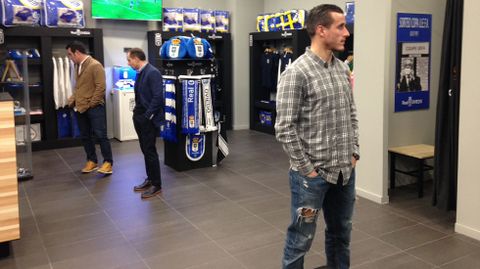 Christian Fernndez acudi a la inauguracin de la nueva Tienda Oficial del Real Oviedo