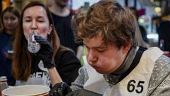 Un hombre durante el campeonato de comer mejillones en Rusia. 