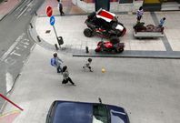 La estampa es del martes por la tarde: quad, moto y coche con los ni�os corriendo entre ellos. 