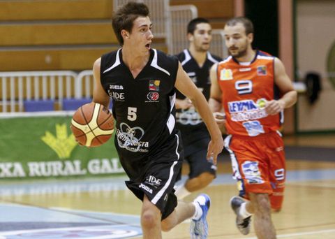 Chapela sube el bal�n en un derbi disputado ante el B�squet Coru�a en el Pazo. 