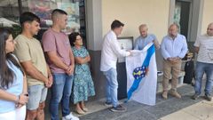 A estela foi inaugurada por Uxo Novo, fillo do poeta, e polo alcalde Jos Luis Rivera