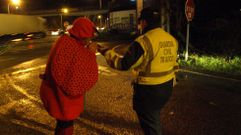 El conductor, disfrazado. Sucedi� la pasada madrugada en A Coru�a. Un agente de la Guardia Civil de Tr�fico le realiza la prueba de alcoholemia a un conductor que estaba disfrazado. 