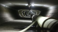 El cableado del suministro el�ctrico est� situado en el interior del puente, debajo de la carretera