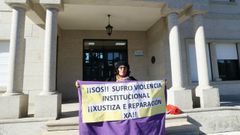 Luc�a Latorre, el pasado lunes, ante el Concello de Portas, donde estuvo encerrada una ma�ana para que se solucione el problema de aguas fecales que sufre su propiedad