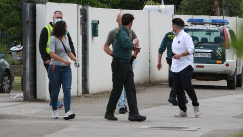 Miembros de la Guardia Civil montan guardia en la vivienda ubicada en La Mata, en el municipio de Grado (Asturias), en la que se produjo una intoxicaci�n por mon�xido de carbono. Un hombre ha fallecido y una mujer y dos menores de edad se encuentran graves  