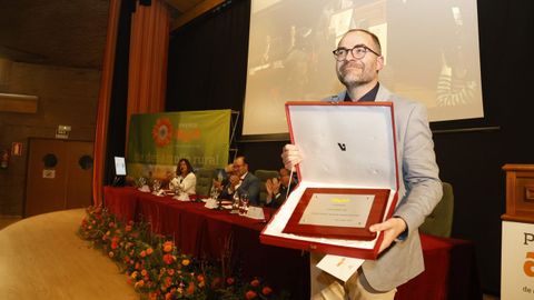 Jos Manuel Rus, gerente de Moexmu, recogiendo el premio de la pasada edicin en el auditorio de Veterinaria