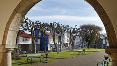Vista de la calle principal de Zas, desde un arco del Concello.