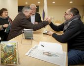 Pepe Vila sa�da ao escritor tras asinarlle un exemplar. 