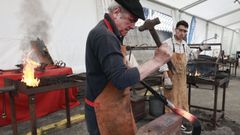 Demostracin de ferreiros en la feria de Riotorto