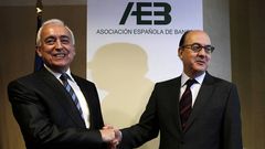 El ex presidente de la AEB, Miguel Mart�n, da la enhorabuena a su sucesor, Jos� Mar�a Rold�n