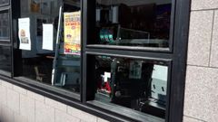 Las m�quinas tragaperras abiertas y volcadas a la ventana del bar cerrado por la cuarentena