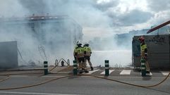 El fuego afect� a un solar lleno de maleza 