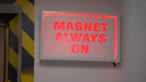Cartel que dice que «el imán está siempre encendido» en el centro sanitario donde ocurrió el accidente.