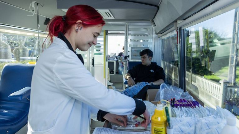 Imagen de archivo de una unidad m&oacute;vil de donaci&oacute;n de sangre en Coristanco.