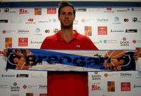 Pablo Almaz�n, con la bufanda del Breog�n en el Pazo Universitario.