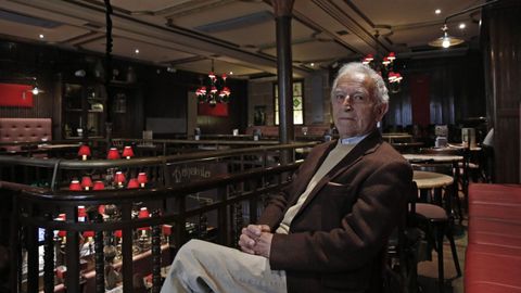 Carlos Guiti�n, nunha imaxe de 2017 no Caf� Bohemio de Ourense.