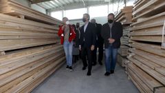 N��ez Feijoo en la f�brica de Xilonor, donde se fabrica el primer CLT gallego