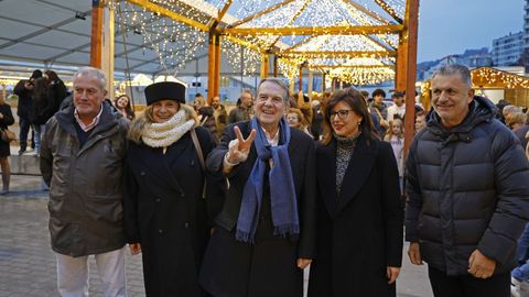 Caballero inaugur� las luces en el mercadillo de Vialia