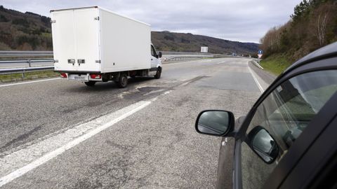 Bajada de O Cereixal, con el carril derecho destrozado a la altura del acceso del rea de descanso