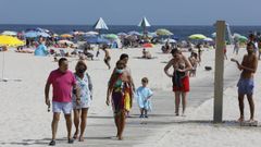 Una de las pasarelas que se instalan en A Rapadoira para facilitar los desplazamientos por la playa focense