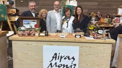 La conselleira do Medio Rural, primera por la derecha, en el puesto de Airas Moniz en el Sal�n Gourmet