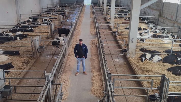 Jonathan Cives es el responsable de este cebadero de Mazaricos, con capacidad para 500 ejemplares