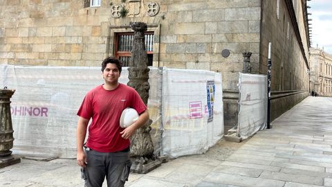Diego Rodríguez, frente al Hostal dos Reis Católicos de Santiago