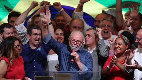 Lula da Silva, presidente electo de Brasil, dirigindose a sus simpatizantes la noche del domingo tras conocer su victoria en las urnas