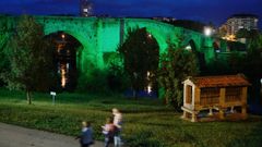 Puente romano iluminado de verde